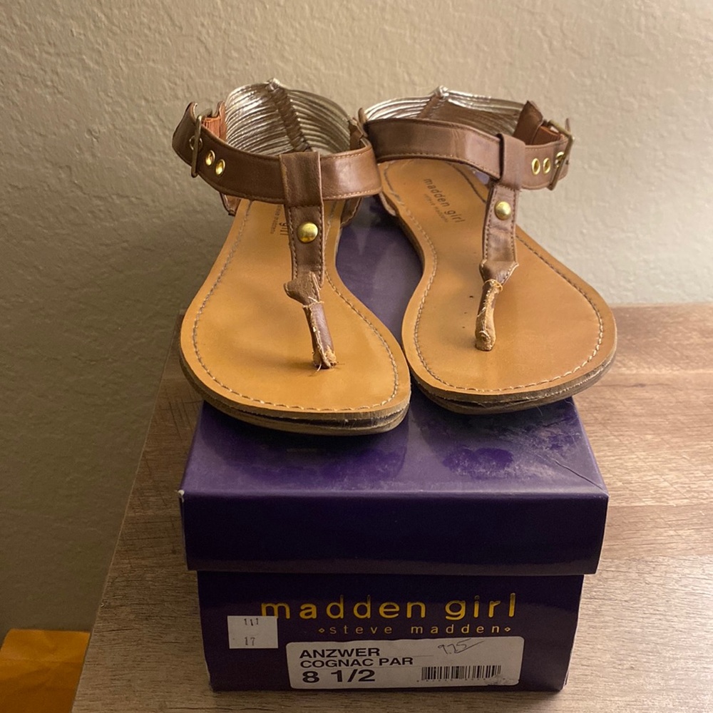 Cute Sandalsby Steve Madden with Gold strands accenting the heel of the foot